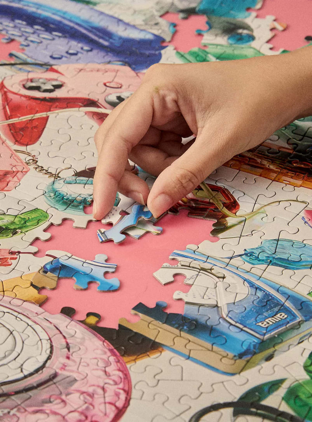 Puzzle Y2K Le Puzz : puzzle rétro avec Game Boy et gadgets iconiques.