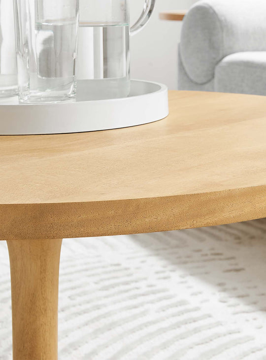 Table à café ronde Lina : grain de bois riche et base à piédestal élégante.