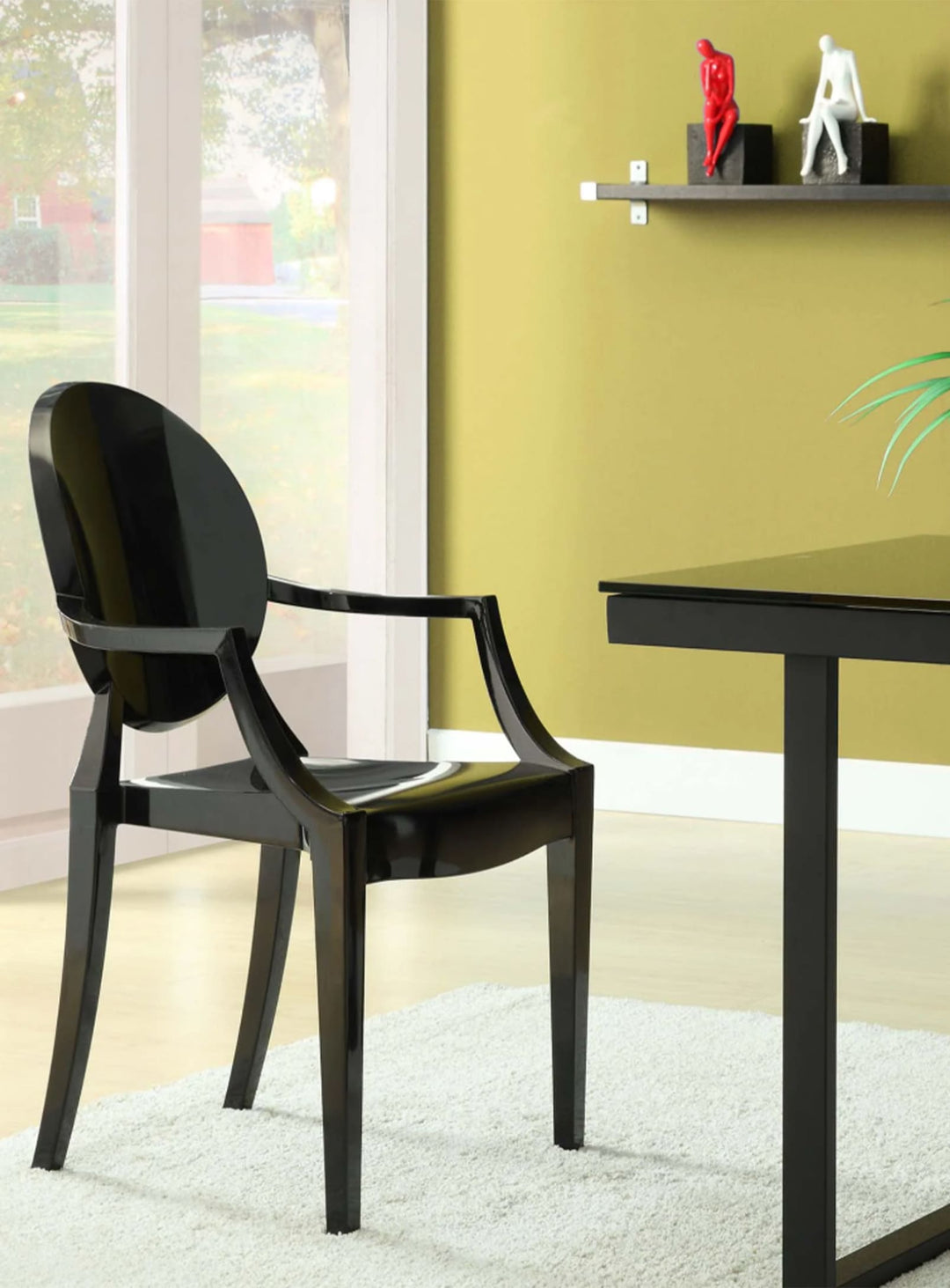 Chaise Nüspace Louis Ghost, look aérien et design intemporel. noir