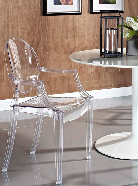 Chaise Louis Ghost, une pièce iconique autour de votre table. transparent
