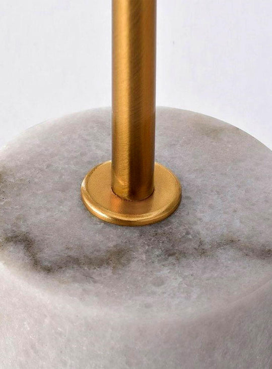 Lampe de table Lova avec sphère lumineuse et structure dorée sophistiquée. blanc