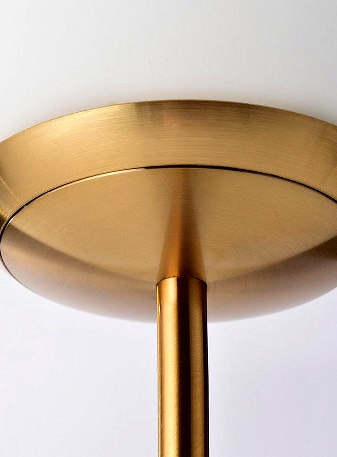 Lampe de table Lova élégante en marbre et verre pour ambiance chaleureuse. blanc