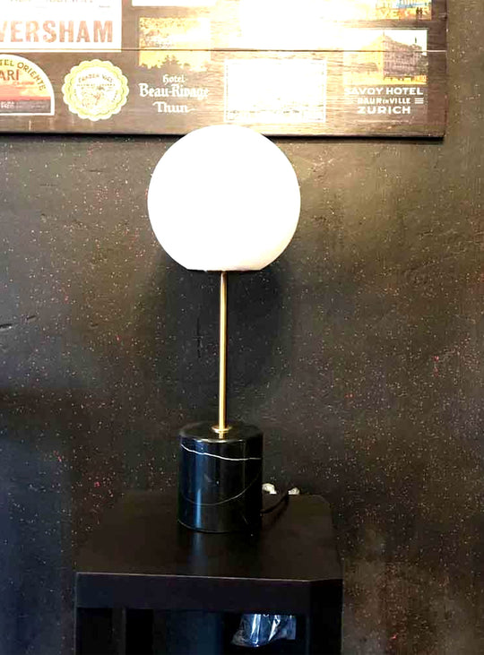 Lampe de table Lova : lampe design luxe avec base marbre et lumière diffuse. noir