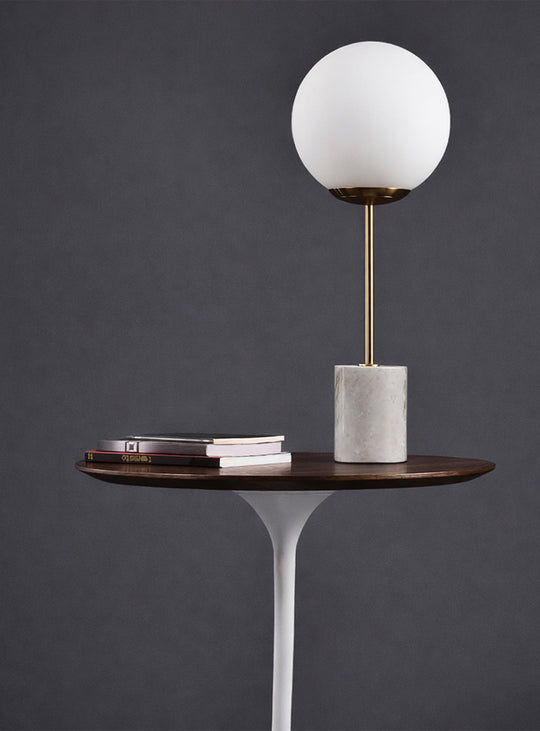 Lampe de table Lova en verre opaque, doré et marbre pour éclairage doux et élégant. blanc