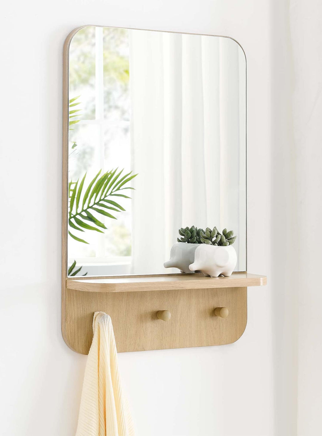 Miroir Lumina avec étagère et patères, design pratique et moderne pour l’entrée. chene