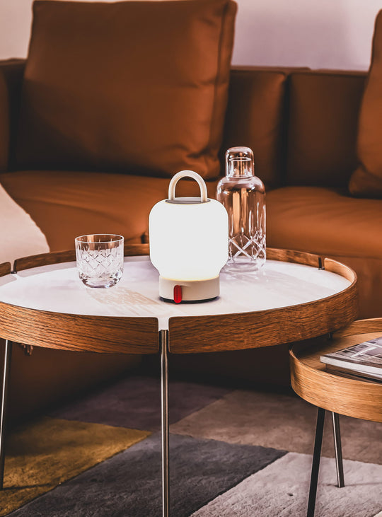 Lampe Loome de Kooduu. En forme de lanterne et facilement transportable grâce à sa poignée. Blanc