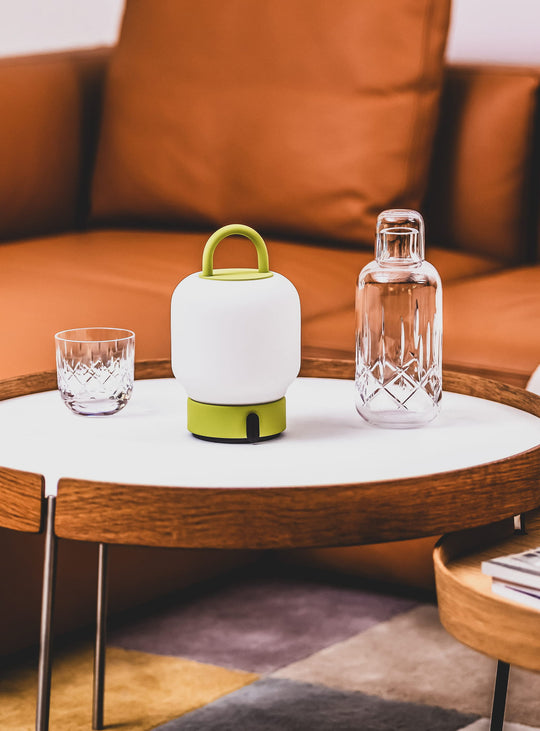 Lampe Loome de Kooduu. En forme de lanterne et facilement transportable. Mousse