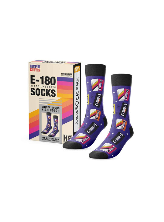 Bas Main and Local VHS rétro : chaussettes originales au design cassette vidéo pour les amateurs de cinéma vintage.