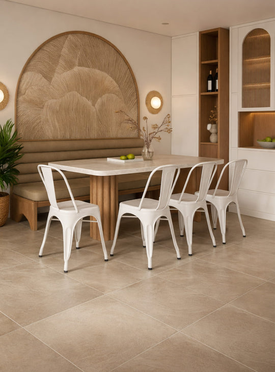 Polyvalente et stylée, la chaise à dîner Nüspace Marais A séduit par son look acier. blanc