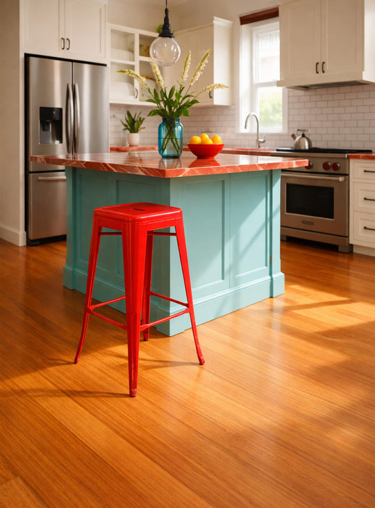 Polyvalent et stylé, le tabouret de comptoir Nüspace Marais H65 séduit par son look acier. rouge