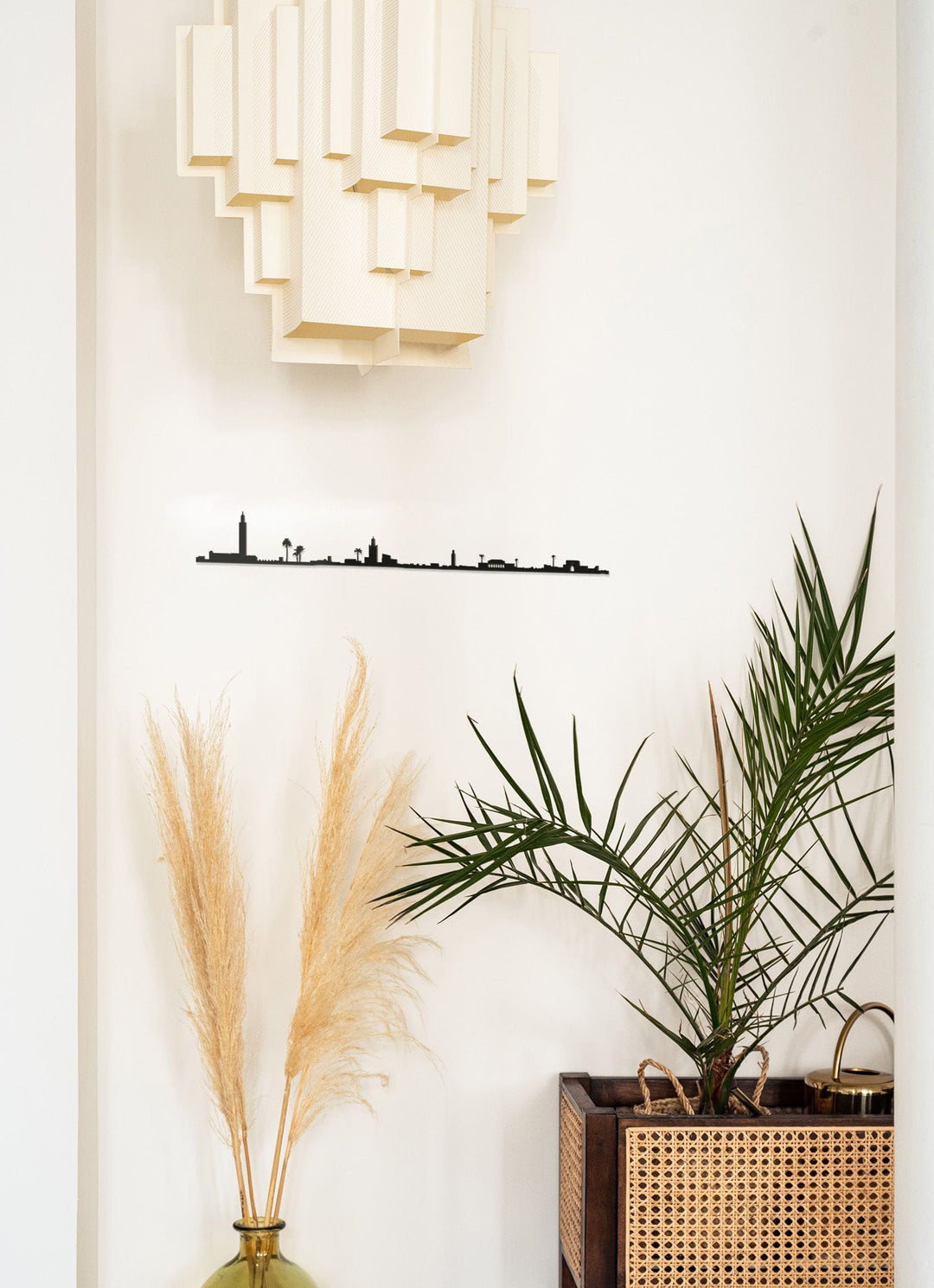 The Line Marrakech : décoration murale en acier, hommage à la ville rouge.