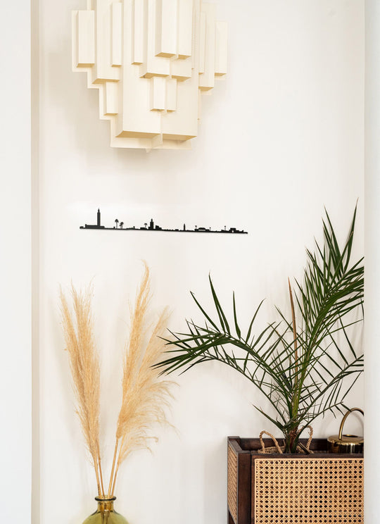 The Line Marrakech : décoration murale en acier, hommage à la ville rouge.