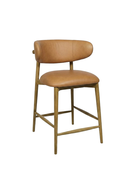 Tabouret de comptoir Milo : courbe arrière distinctive et bois massif. tan
