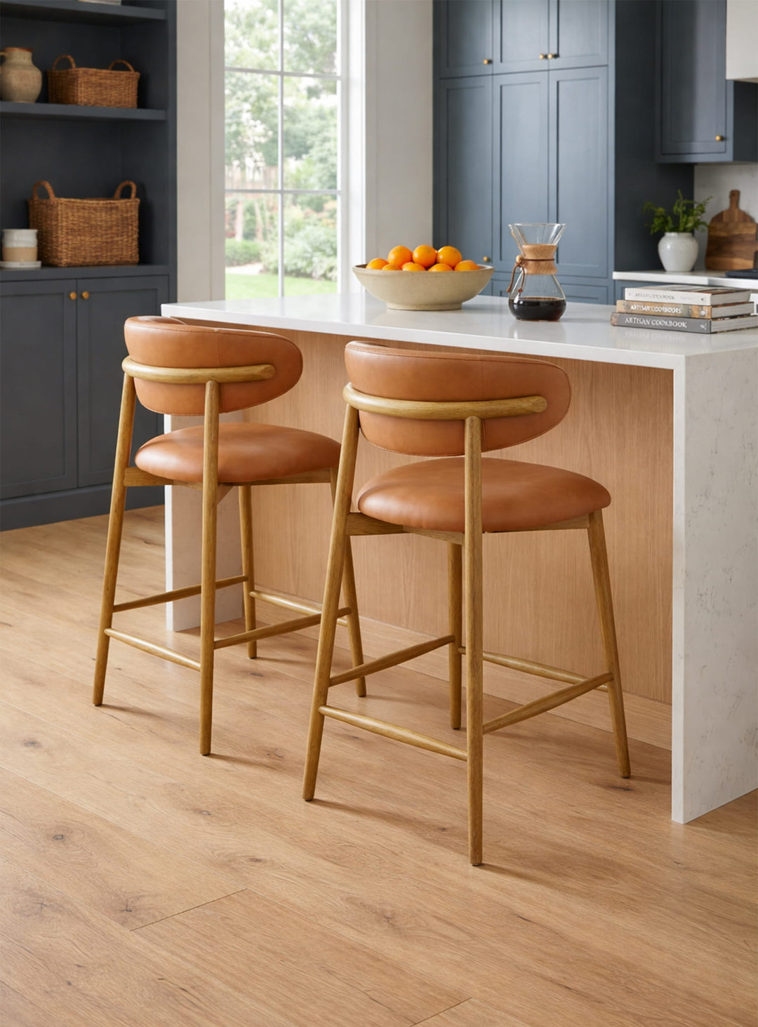 Le tabouret de comptoir Milo rehausse votre intérieur avec finesse. tan