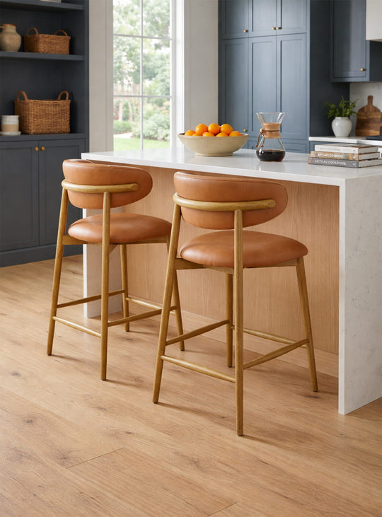 Le tabouret de comptoir Milo rehausse votre intérieur avec finesse. tan