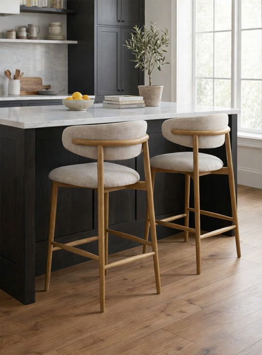 Le tabouret de comptoir Milo s’adapte à votre style avec tissu ou cuir. vanile