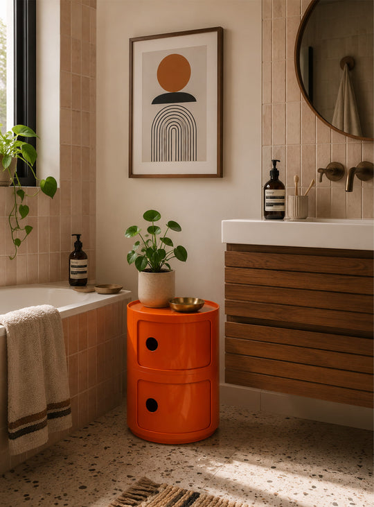 Table d’appoint Moderno : un meuble compact avec portes coulissantes, idéal comme rangement ou table de chevet. orange