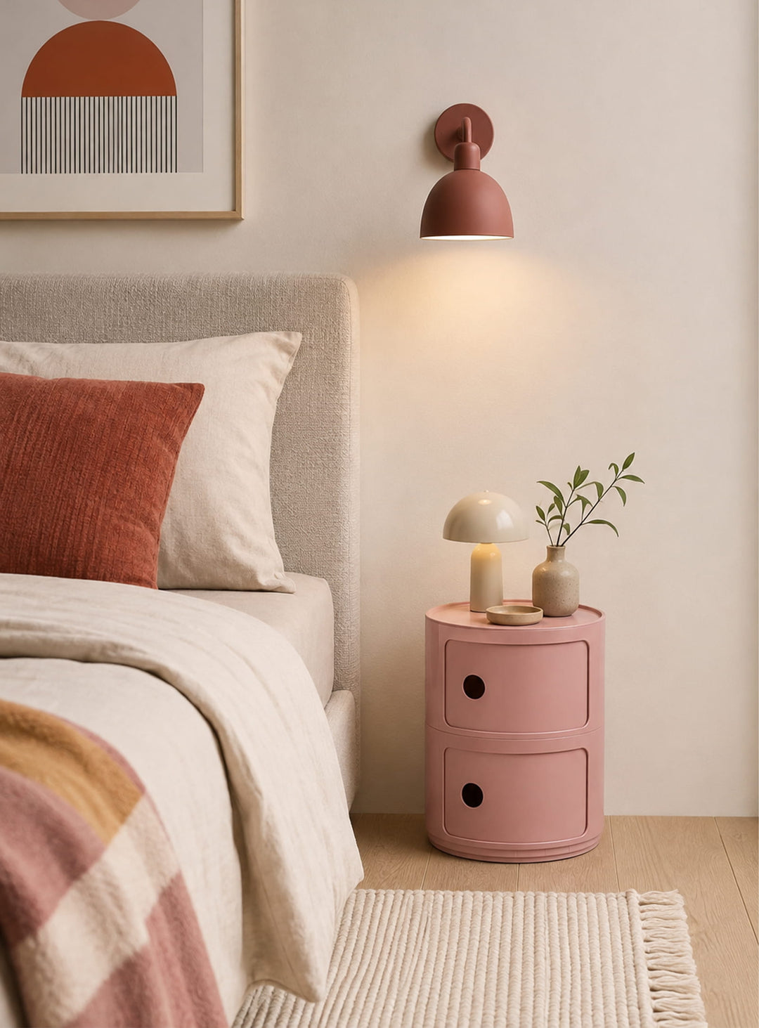 Découvrez la table d’appoint Moderno, compacte et polyvalente avec deux espaces de rangement pratiques. rose cendré