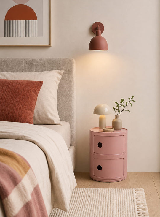 Découvrez la table d’appoint Moderno, compacte et polyvalente avec deux espaces de rangement pratiques. rose cendré