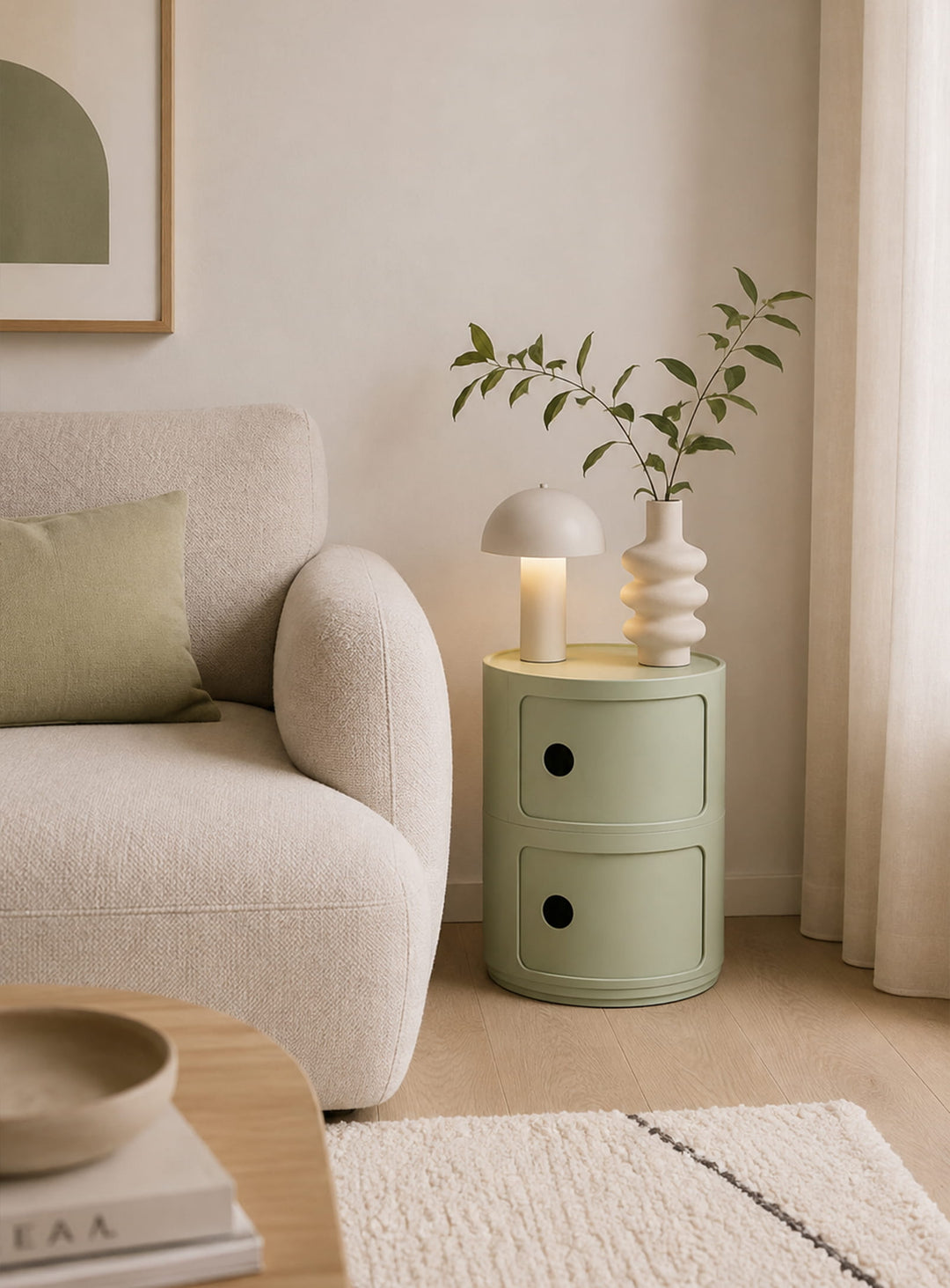 La table d’appoint Moderno combine design épuré, format compact et deux rangements pratiques à portes coulissantes. menthe