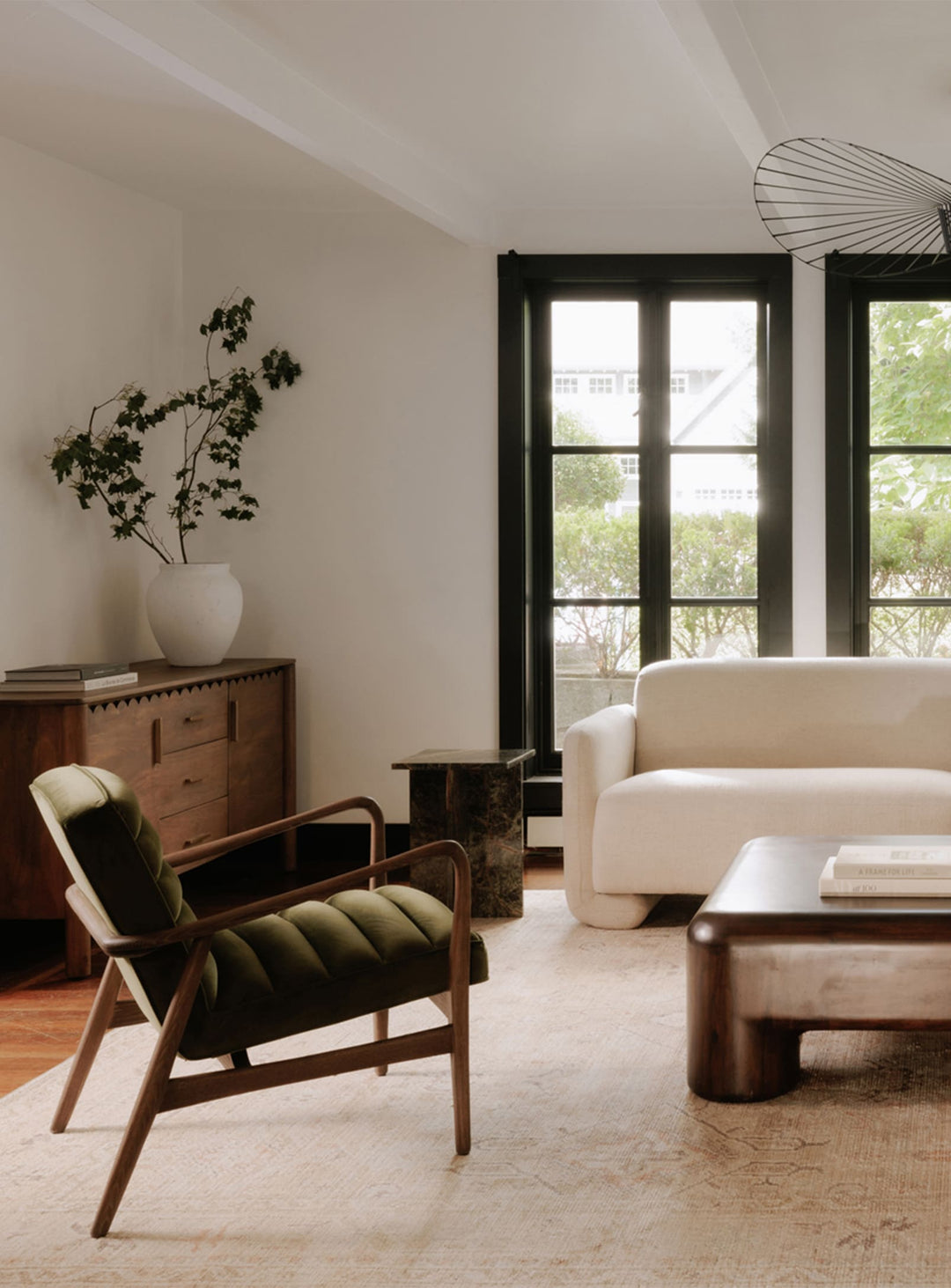 Moe’s Home Anderson, fauteuil élégant mêlant velours et bois massif.