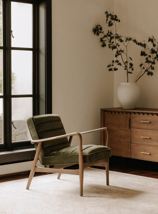 Fauteuil Anderson de Moe’s Home, confort et élégance en velours vert.