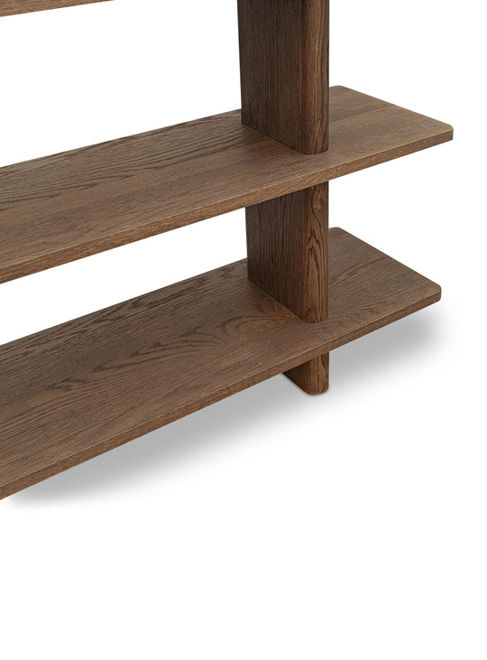 Bibliothèque Casey de Moe’s Home : élégance moderne et authenticité du bois. Noyer.