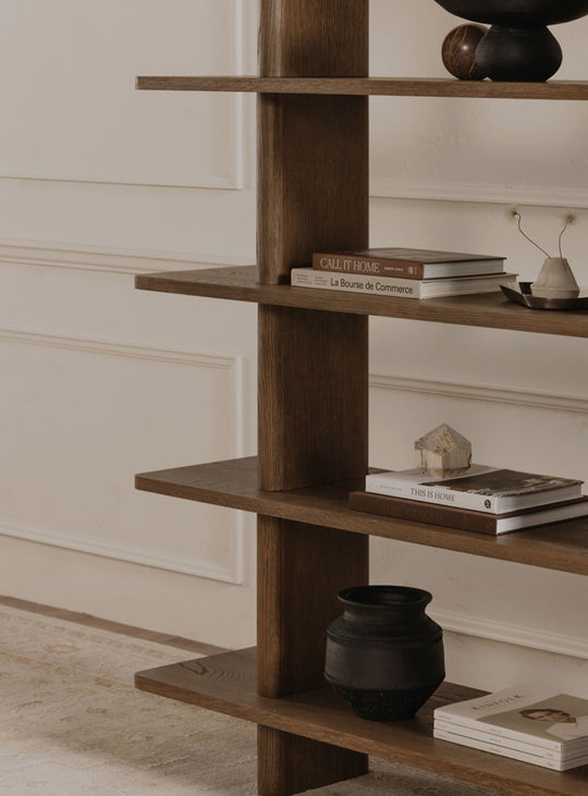 Bibliothèque Casey de Moe’s Home : parfaite pour livres et objets déco. Noyer.