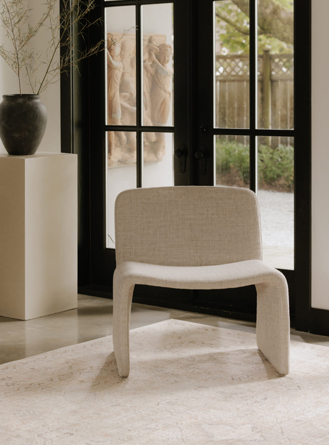 Le fauteuil d’appoint Ella de Moe's Home : silhouette ovale élégante et raffinée.