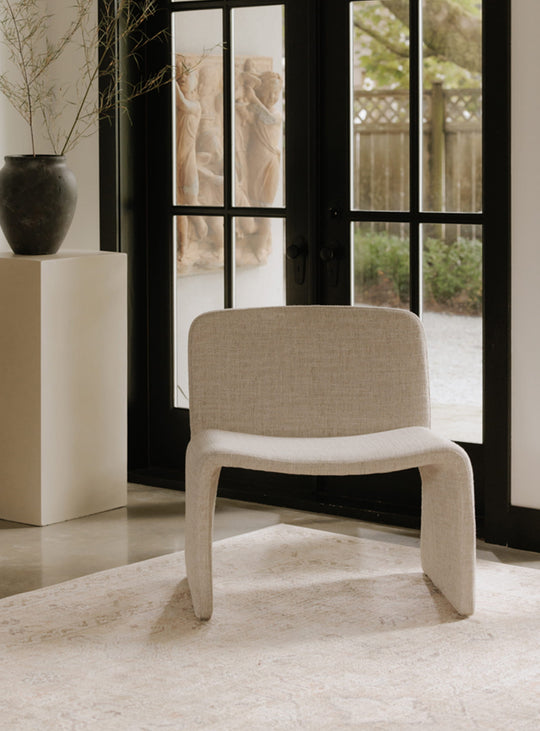 Le fauteuil d’appoint Ella de Moe's Home : silhouette ovale élégante et raffinée.