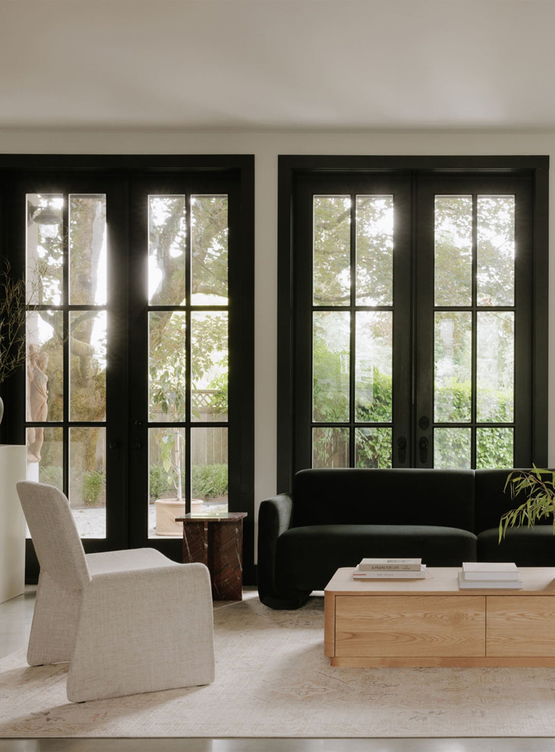 Le fauteuil d’appoint Ella de Moe's Home : douceur, confort et durabilité.