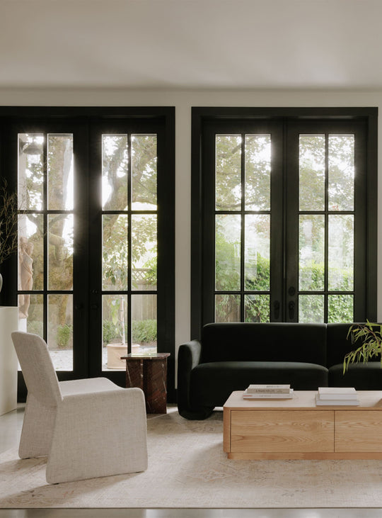 Le fauteuil d’appoint Ella de Moe's Home : douceur, confort et durabilité.