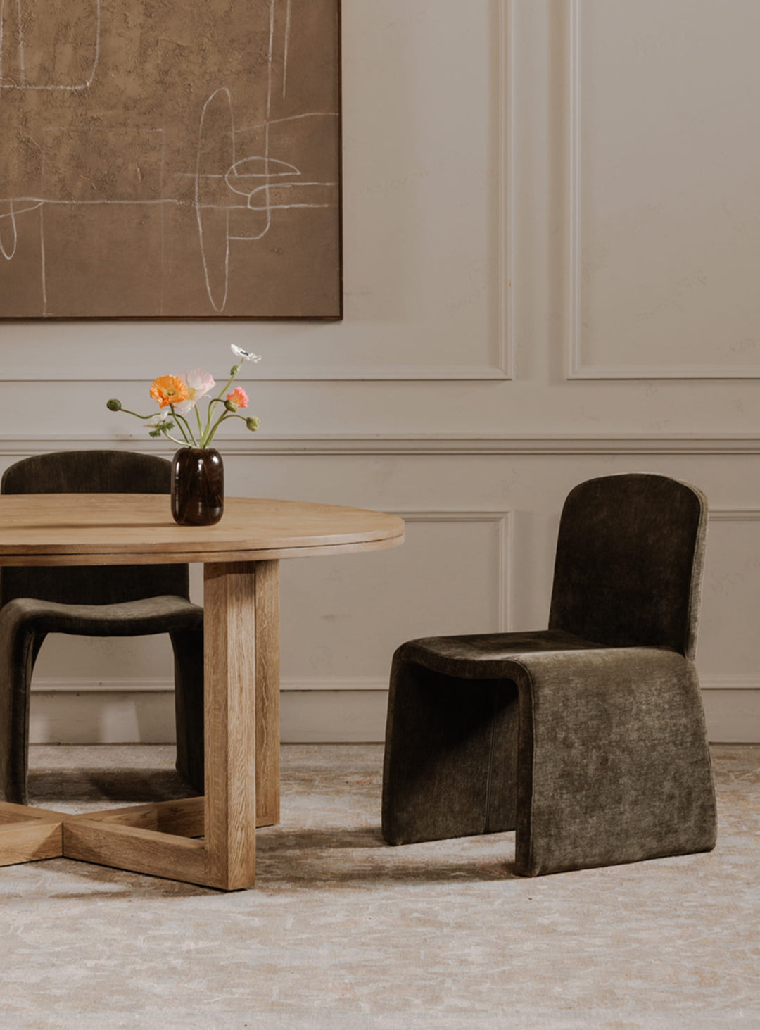 Chaise de salle à manger Ella de Moe’s Home : élégance ovale et raffinée. Vert.