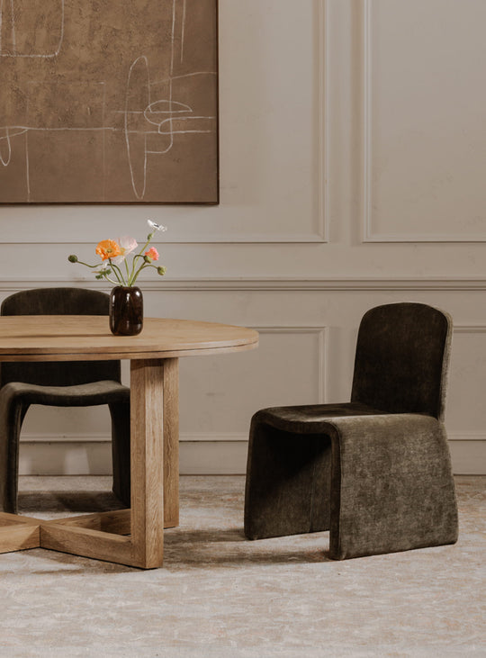 Chaise de salle à manger Ella de Moe’s Home : élégance ovale et raffinée. Vert.