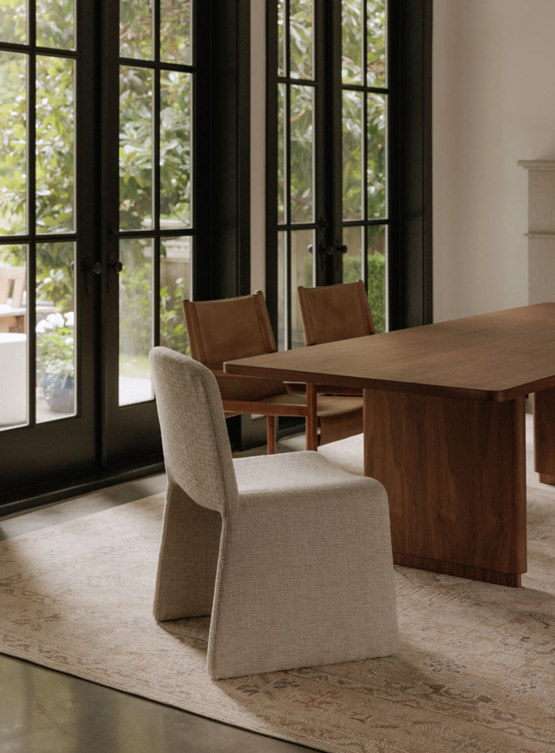 Moe’s Home Ella : chaise de salle à manger raffinée et stable en fer. Beige.