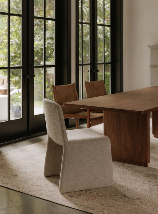 Moe’s Home Ella : chaise de salle à manger raffinée et stable en fer. Beige.