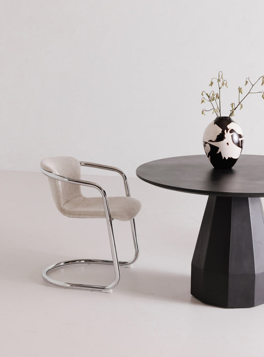 La chaise à dîner Freeman de Moe's Home allie confort ergonomique et design rétro-industriel raffiné.