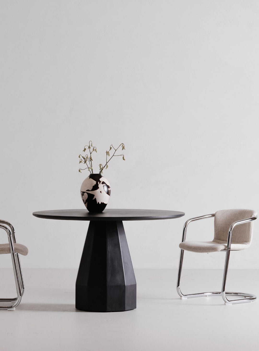 La chaise à dîner Freeman : confort courbé et tissu résistant aux taches.