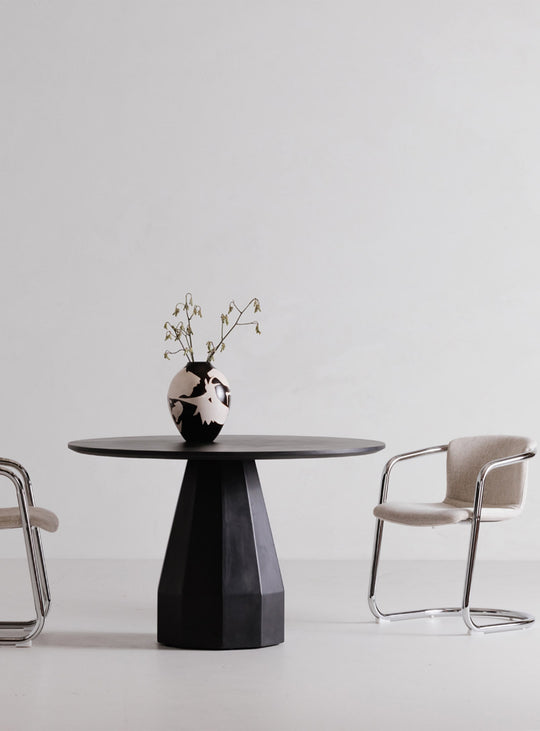 La chaise à dîner Freeman : confort courbé et tissu résistant aux taches.