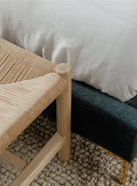 Élégant et pratique, le banc Hawthorn de Moe's Home s’intègre à tous les espaces.