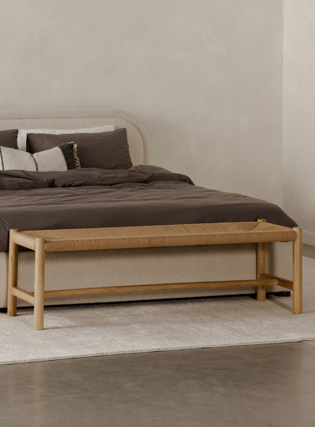 Le banc Hawthorn de Moe's Home : assise artisanale et design chaleureux.