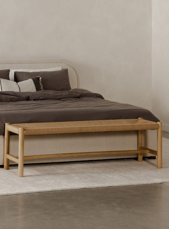 Le banc Hawthorn de Moe's Home : assise artisanale et design chaleureux.