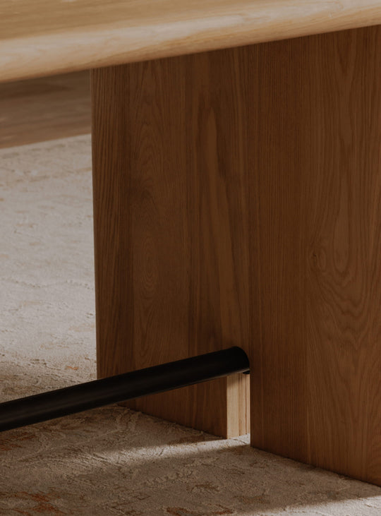 Table de salle à manger Madison de Moe’s Home : lignes franches et arrondies.