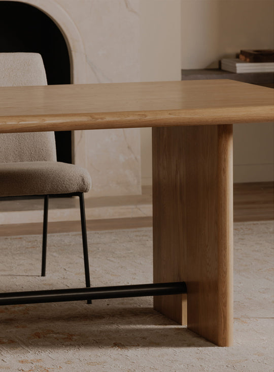 Moe’s Home Madison : table de salle à manger bois et métal patiné chic.