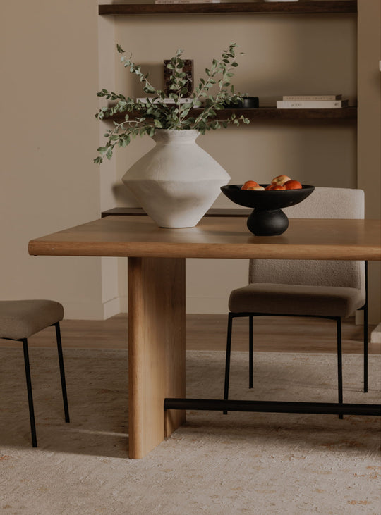 Table de salle à manger Madison de Moe’s Home : élégance en chêne massif.