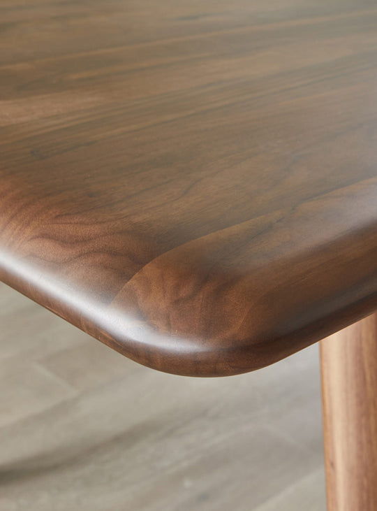 La table à dîner Malibu de Moe's Home : parfaite pour vos repas conviviaux. Noyer.