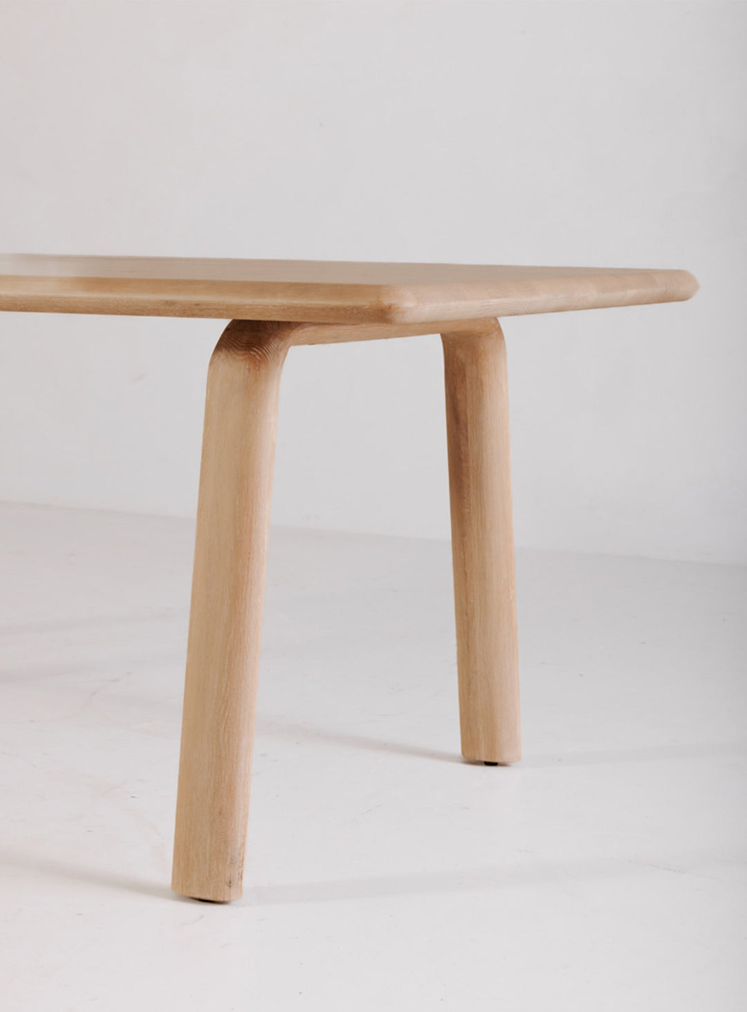 Une capacité de 10 places distingue la table à dîner Malibu de Moe's Home. Naturel.