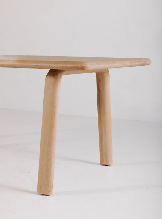 Une capacité de 10 places distingue la table à dîner Malibu de Moe's Home. Naturel.