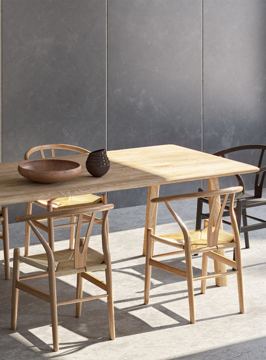 La table à dîner Malibu de Moe's Home : chêne ou noyer massif pour un design organique. Naturel.