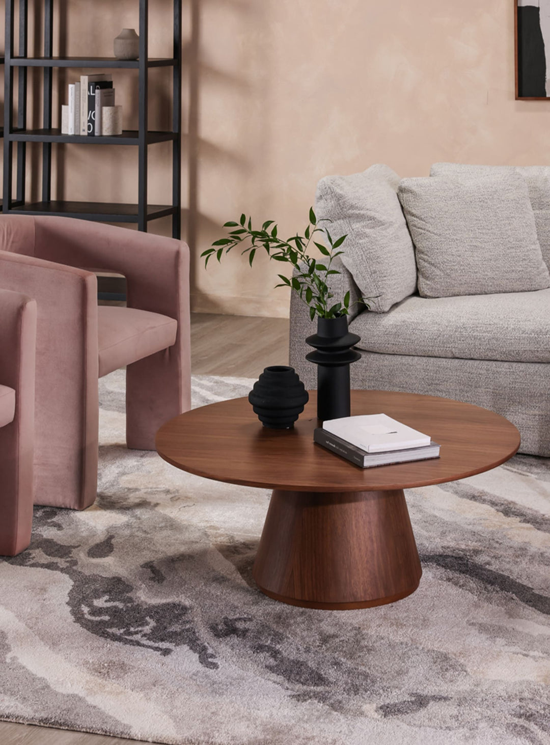 Design chaleureux et contemporain caractérisent la table à café ronde Otago de Moe's Home. Noyer.